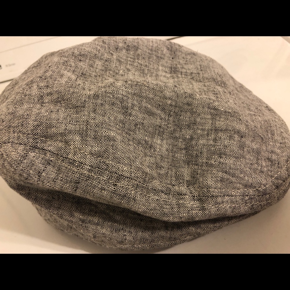 Gray cotton/linen newsboy cap.